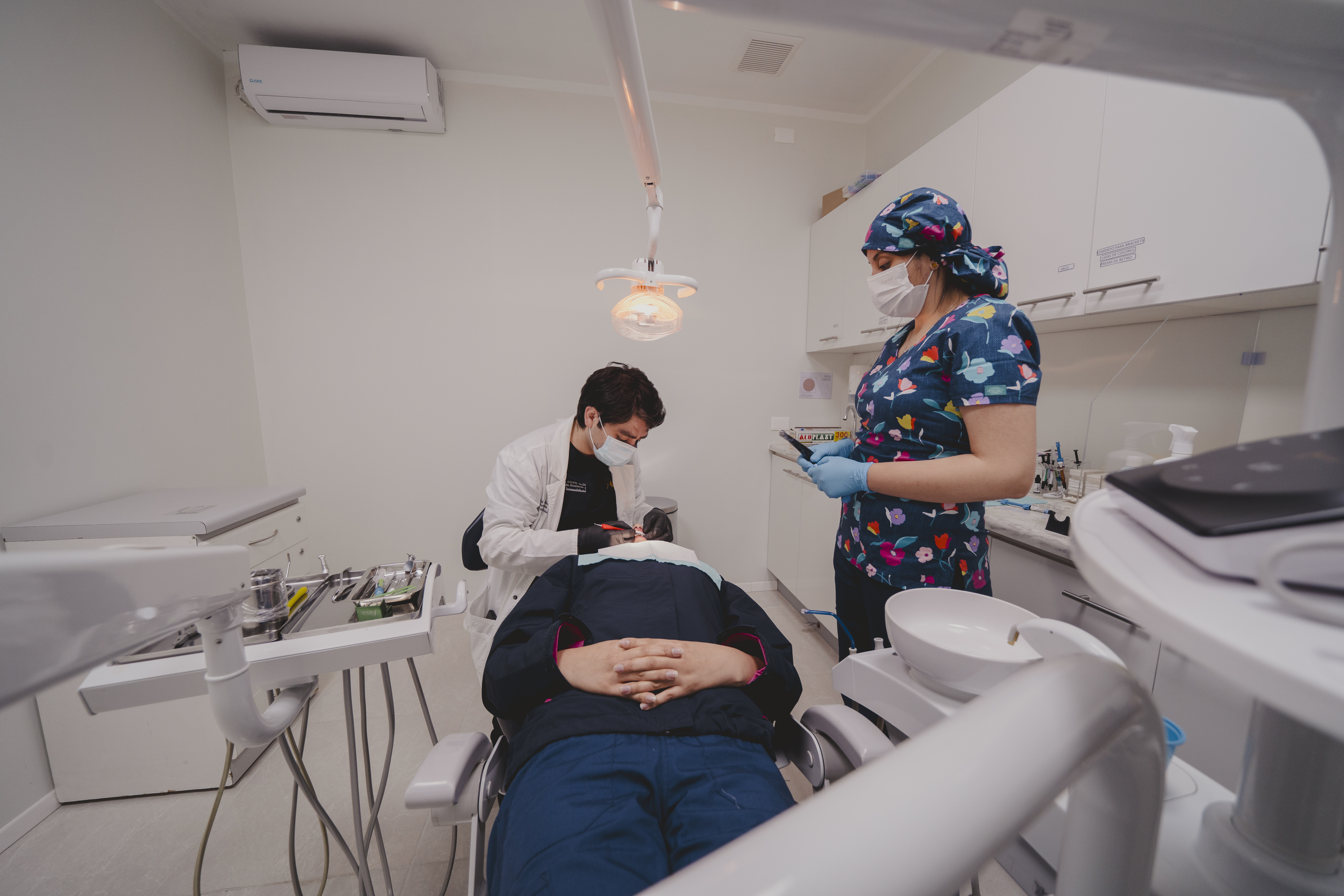 Atención odontológica en box de Clínica Acevedo y Cáceres