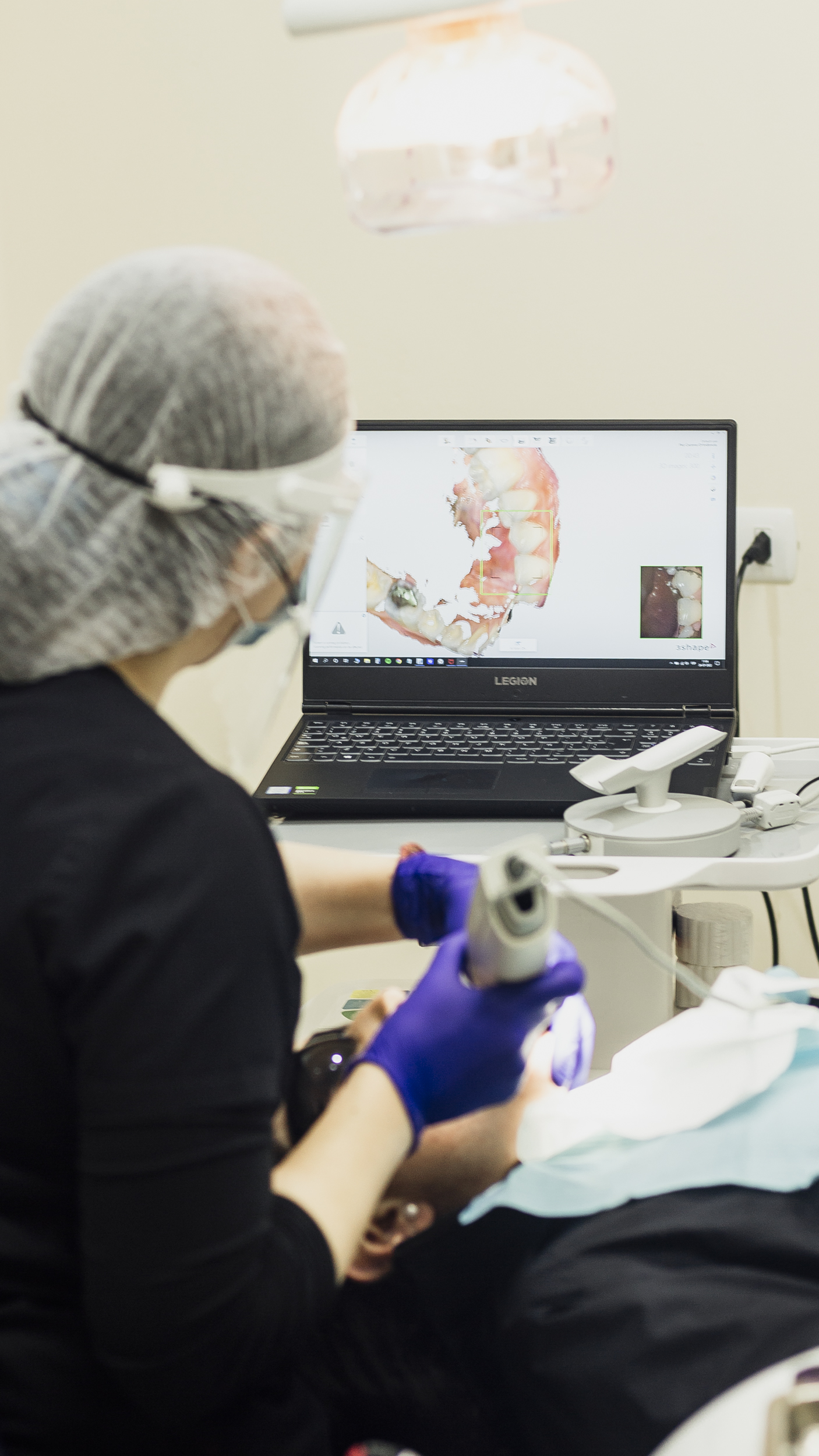 Profesional de Clínica Acevedo y Cáceres usando escáner intraoral con modelo 3D en pantalla